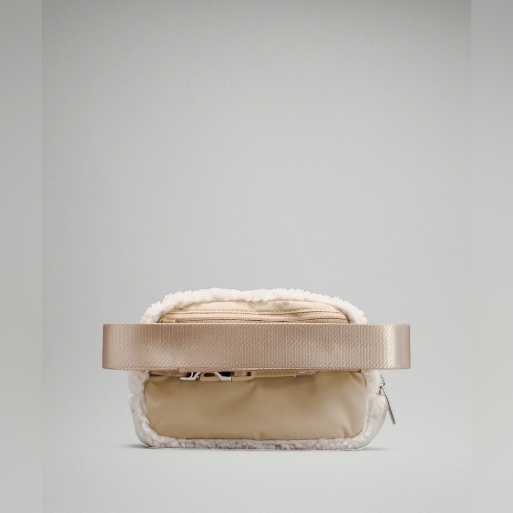 Lululemon Everywhere Belt Bag 
Natural Ivory *Fleece* Sherpa - Picture 3 of 7